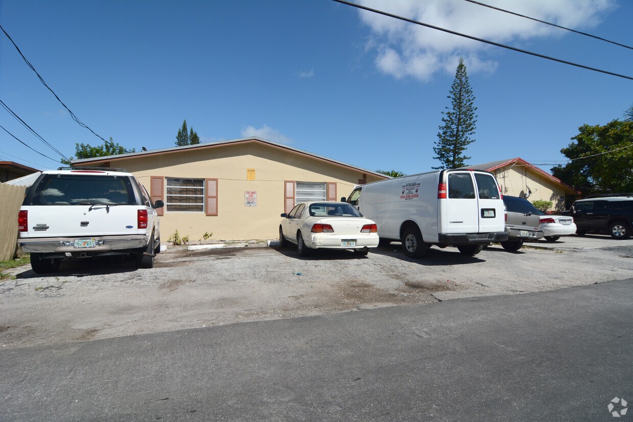 Primary Photo - 1132 NE 5th Ave