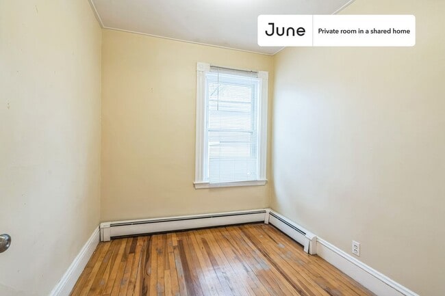 Building Photo - Room in Shared 4 bed/1 bath home