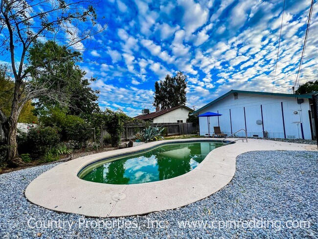 Foto del edificio - Price Reduced! Spacious 3-Bedroom House with Gated Pool in Panorama Heights Coming Available Now!