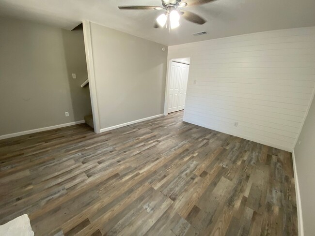 Building Photo - 2 bed 1.5 bath Townhome