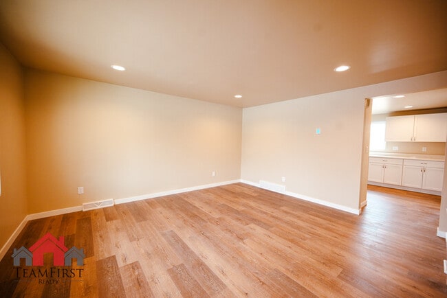 Building Photo - 2022 Terry Ln