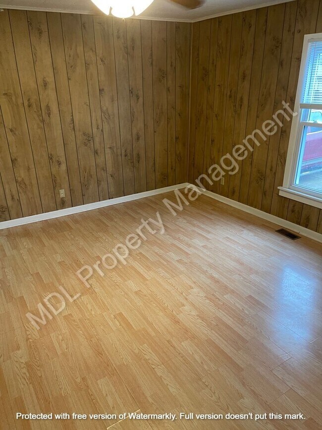 Building Photo - 2 Bedroom, 1 Bathroom Home in Bay City