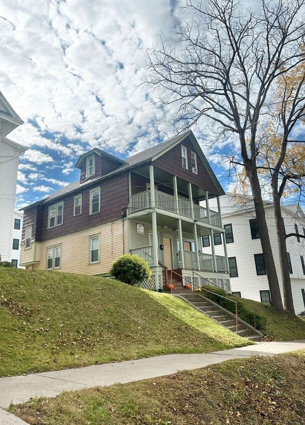 Photo - 4 Bedroom Duplex Close to Campus! - 6/1/26