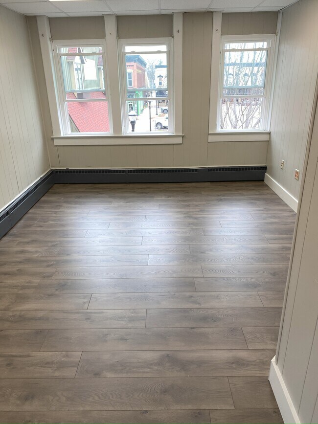 Building Photo - 520 Main St