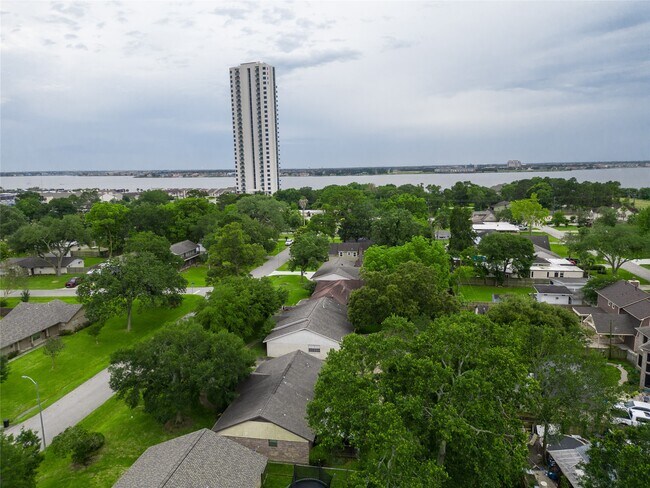 Building Photo - 307 Shirleen Dr