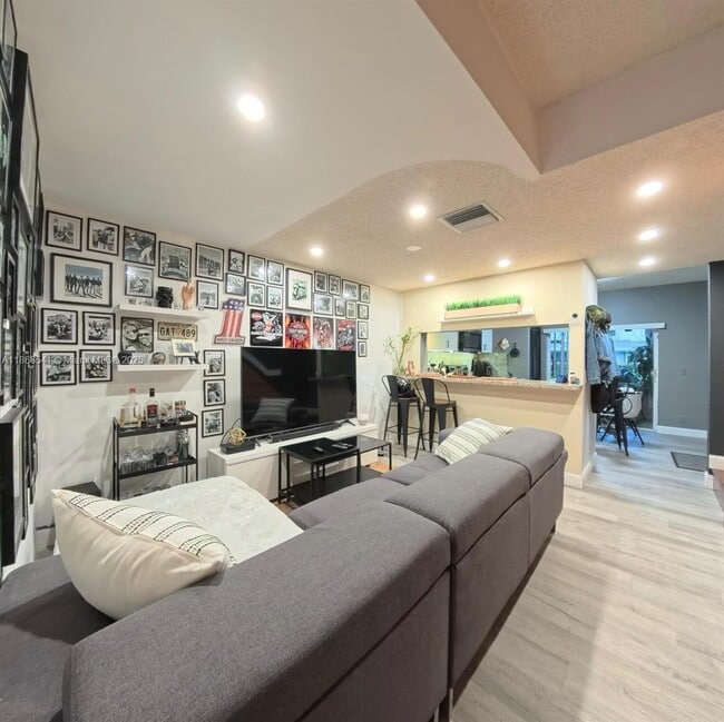 Building Photo - 16652 Hemingway Dr