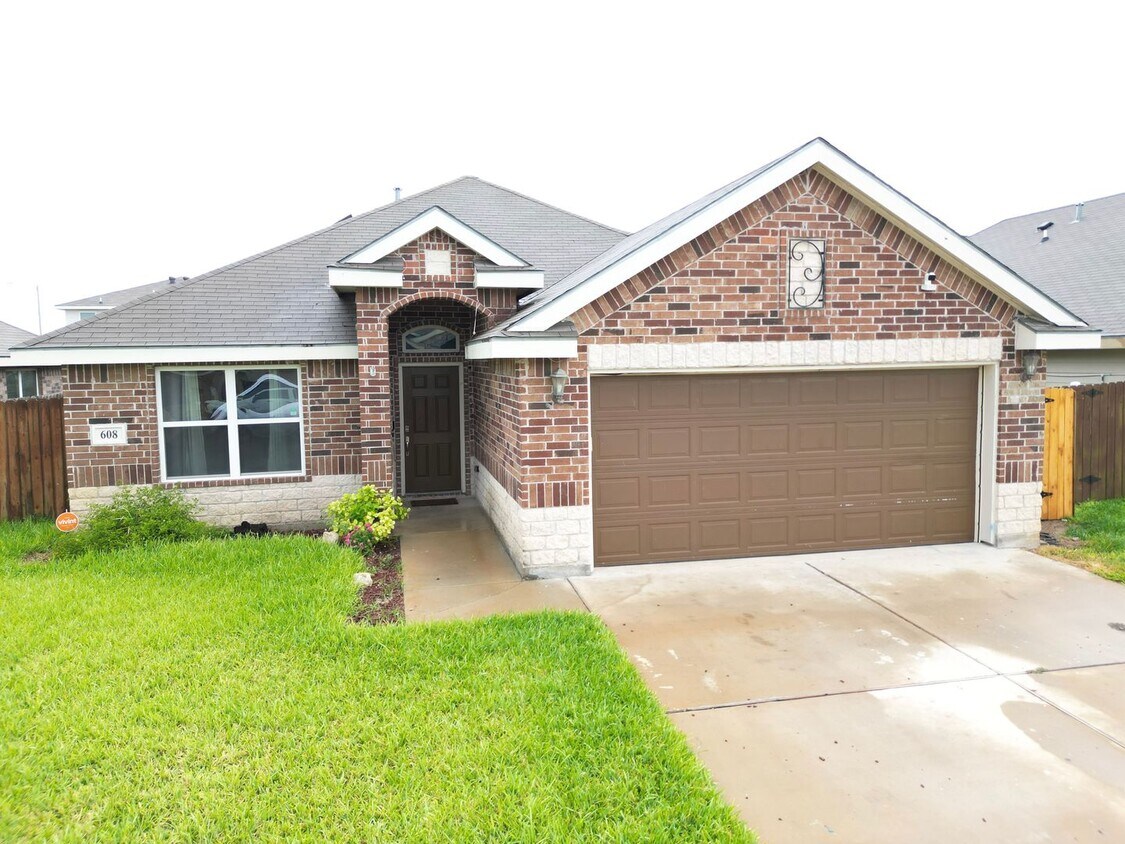Foto principal - Beautiful 4bed/2bath home in Edinburg