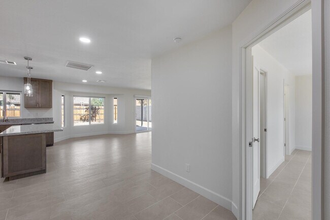 Foto del edificio - 6934 W McLellan Rd