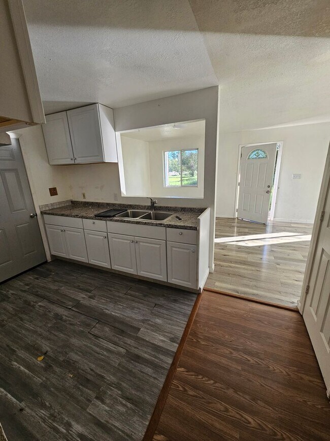 Building Photo - Parlk like setting Lower Lake