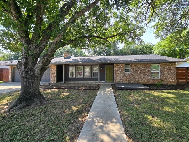 Foto del edificio - 1.5 Miles to Gruene / Fridge, Washer & Dryer Included / 2 Living Areas / Tons of Space / No Carpe...