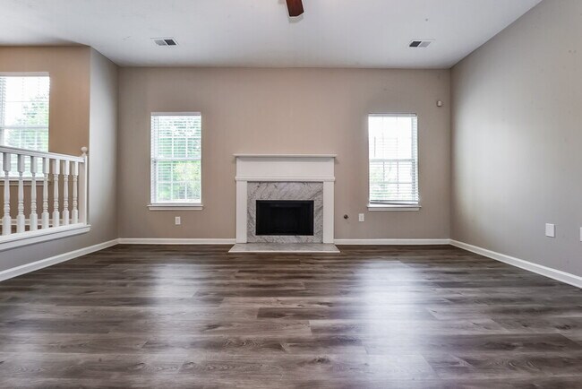 Foto del edificio - 657 Howell Dr