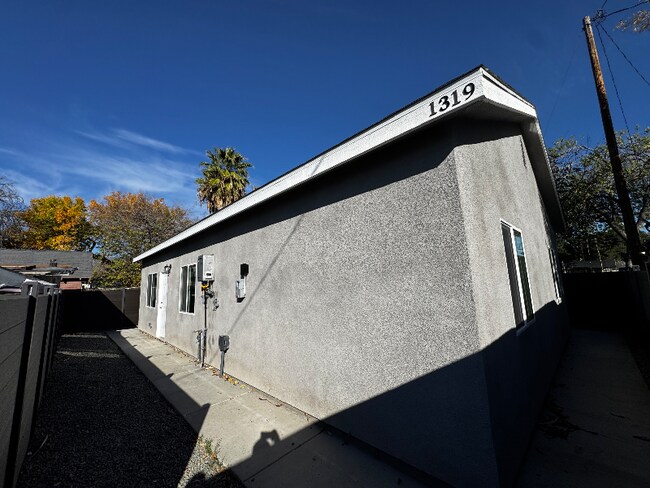 Foto del edificio - 1319 N Stoddard Ave