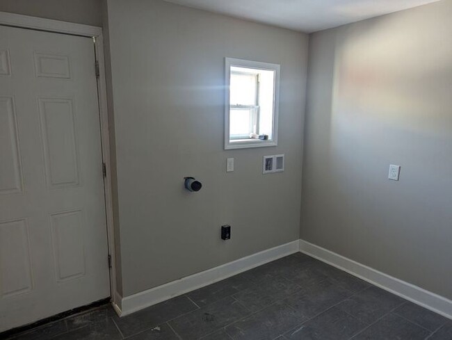 Building Photo - Beautiful 3 Bed 1 Bath For Rent!