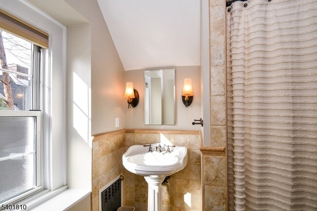 Building Photo - 15 Euclid Ave