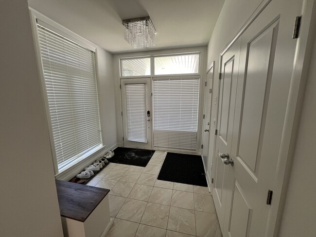 Building Photo - 334 Lysander Pl