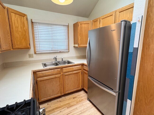 Foto del edificio - Spacious 2BD/2.5BA Townhome in Quiet Commu...