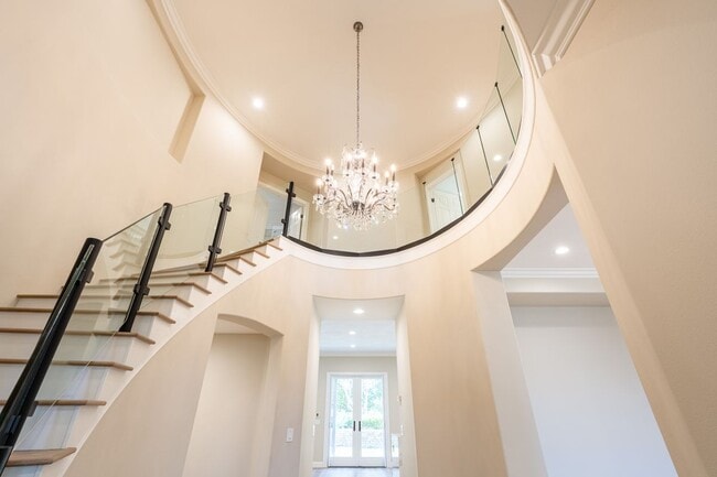 Building Photo - 6 Heather