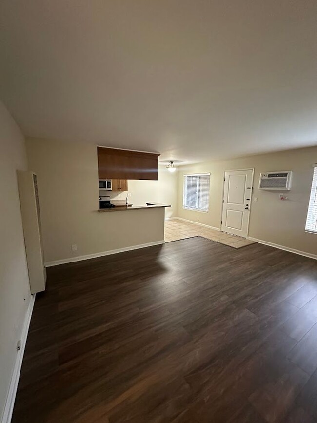 Building Photo - Spacious 1 Bedroom Winnetka Condominium fo...