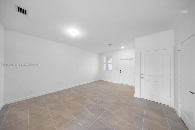 Foto del edificio - 2751 SE 25th Ave