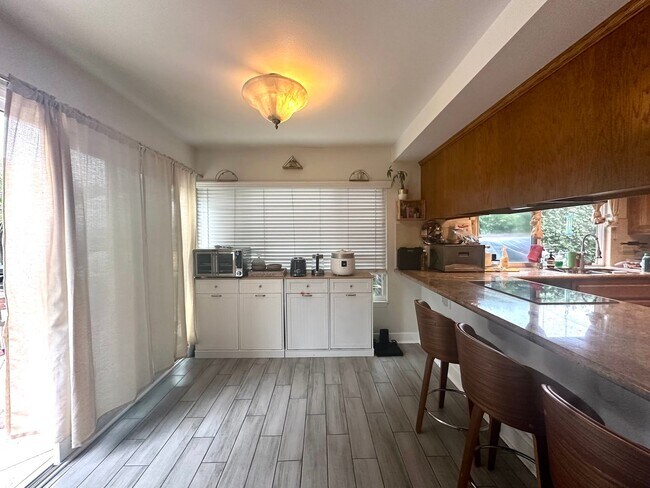 Building Photo - Spacious 4-Bedroom Home for Lease in Desir...