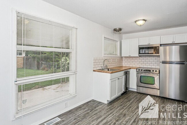 Building Photo - 1422 Cloverdale Dr