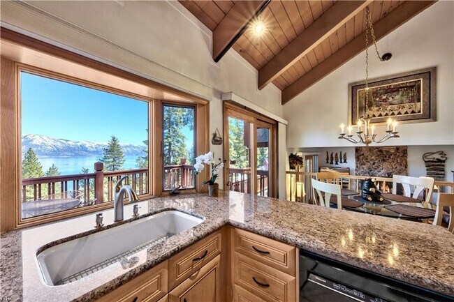 Building Photo - Lake View Home