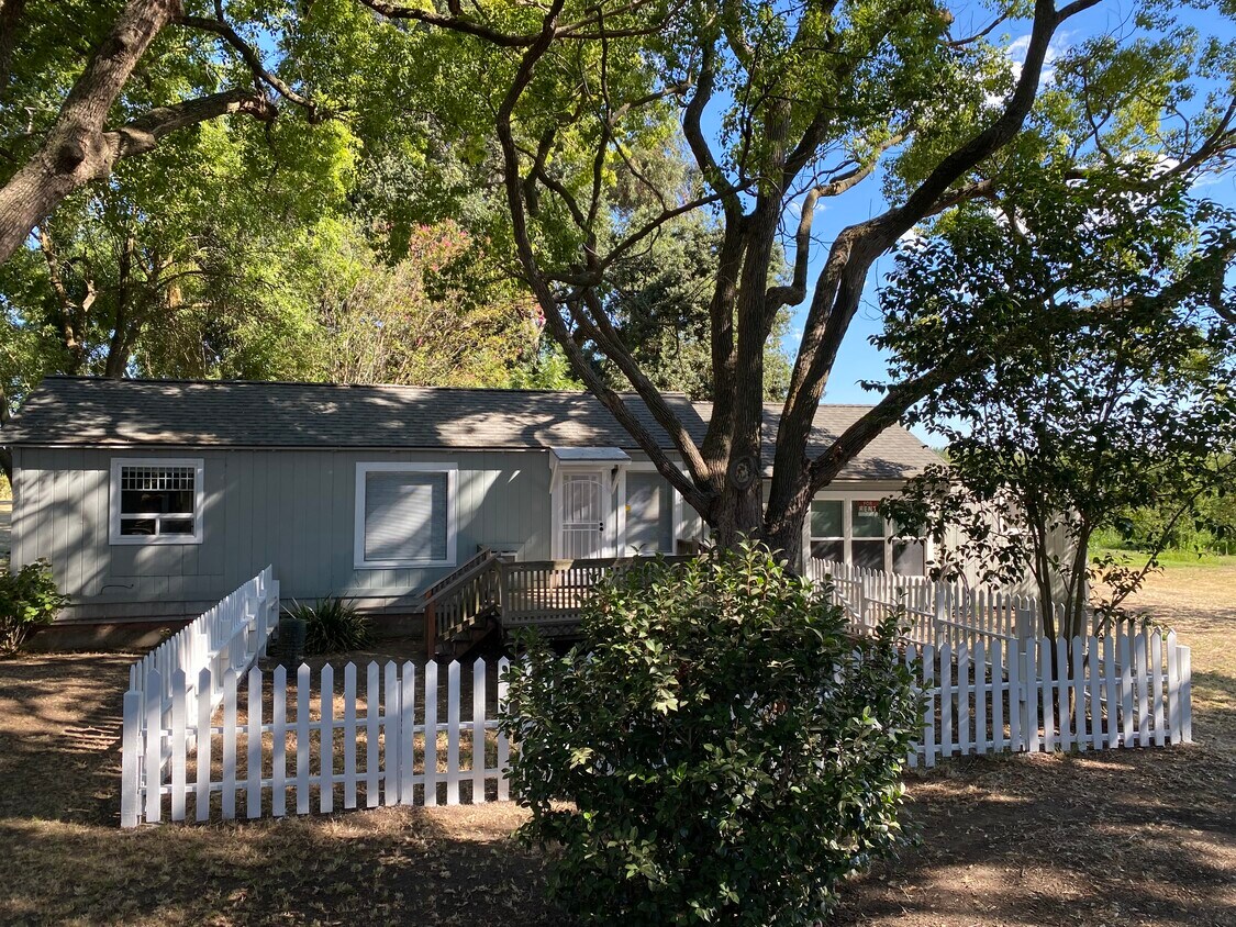 Primary Photo - 40478 S River Rd