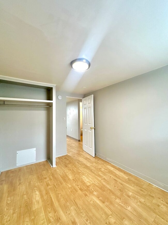 Building Photo - Charming 1 Bedroom Next to Everything Gold...