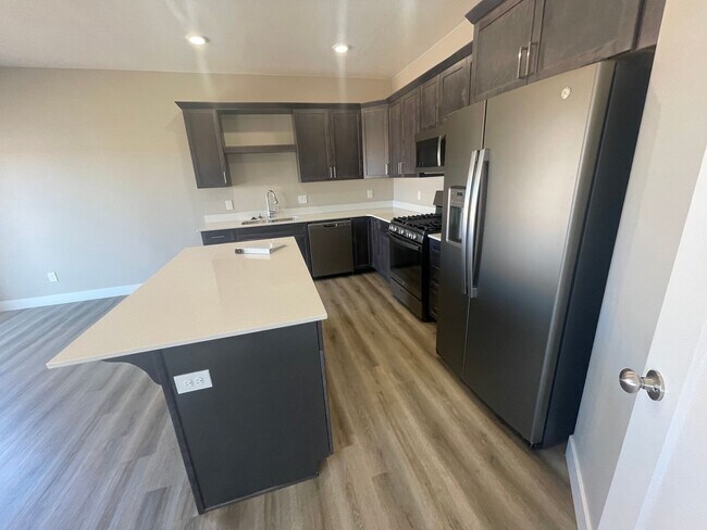 Foto del edificio - Cedar Reserve End Unit!!
