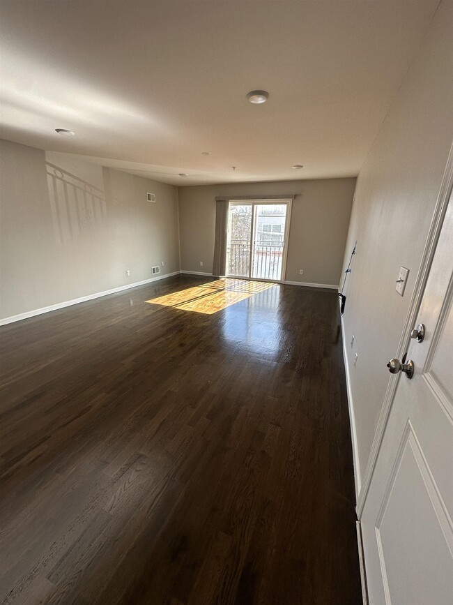 33 Garibaldi Ave, Newark, NJ 07114 Room for Rent in Newark, NJ