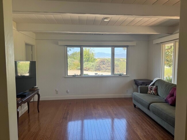 Foto del edificio - 724 N Refugio Rd