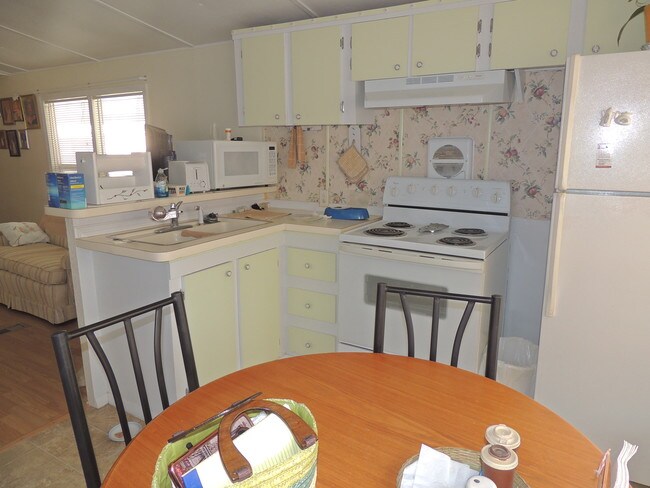 Lots of Cabinets - 6425 Sun Country Dr