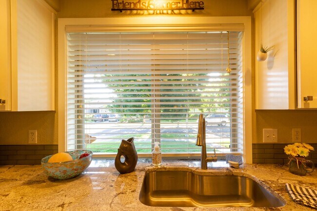 Foto del edificio - MODERN COMFORT & OPEN LAYOUT 3 BEDROOM SINGLE LEVEL HOME