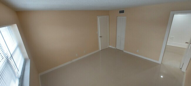 Building Photo - 7910 Colony Cir N