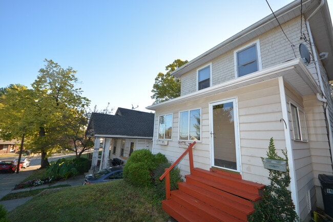 Building Photo - 4546 Leo St