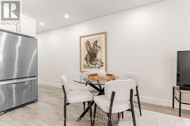 Building Photo - 1088 Avenue Rd