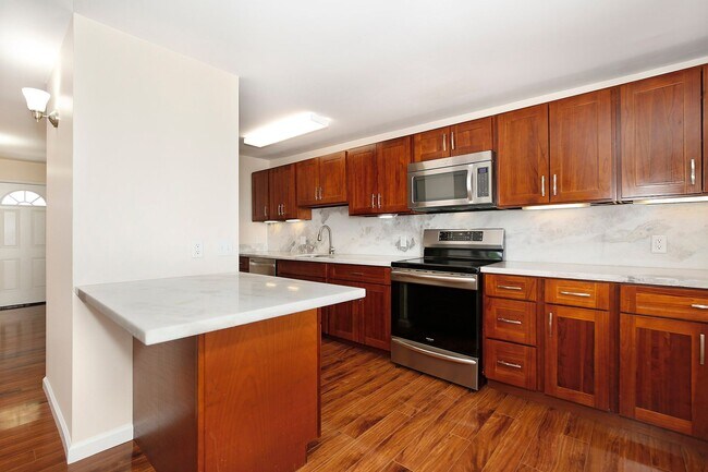 Building Photo - 4 bedroom/ 2 bath Amazing panoramic views,...