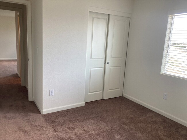 Building Photo - Beautiful 3 Bd 2.5 Ba House in Lemmon Valley!
