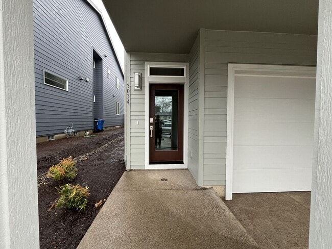 Building Photo - Exceptional 3-Bedroom Modern Home with Island Kitchen, Spacious Living, and Attached Garage