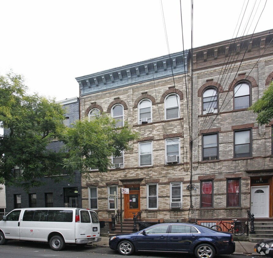 Primary Photo - 18-72 Menahan St