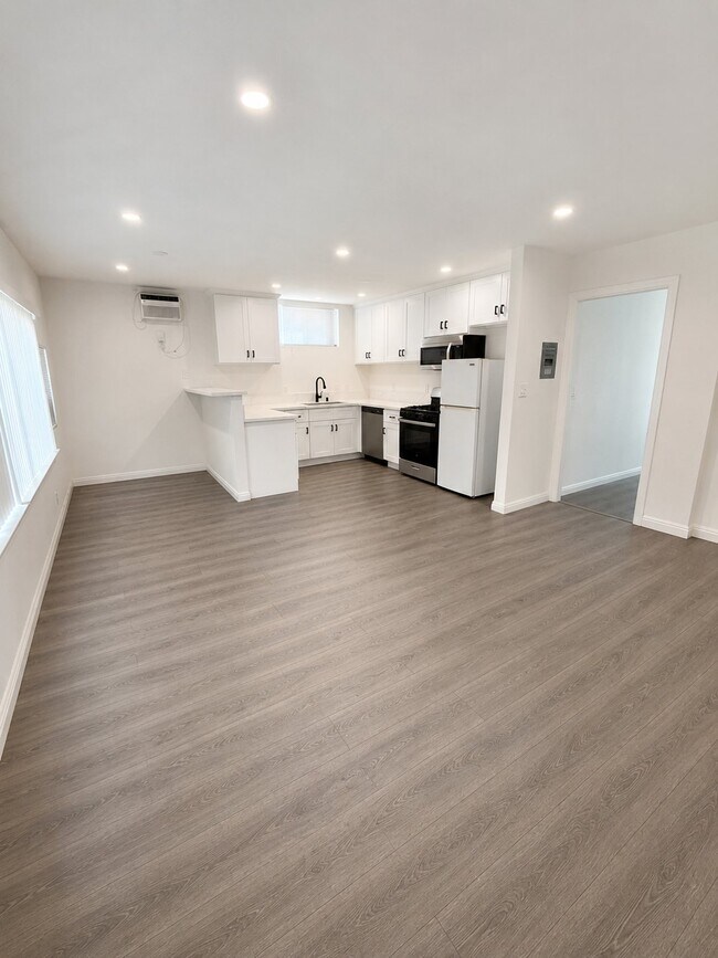 Building Photo - 6006 W Pico Blvd