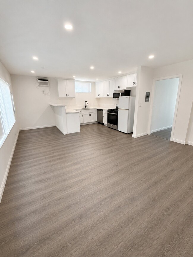 Building Photo - 6006 W Pico Blvd