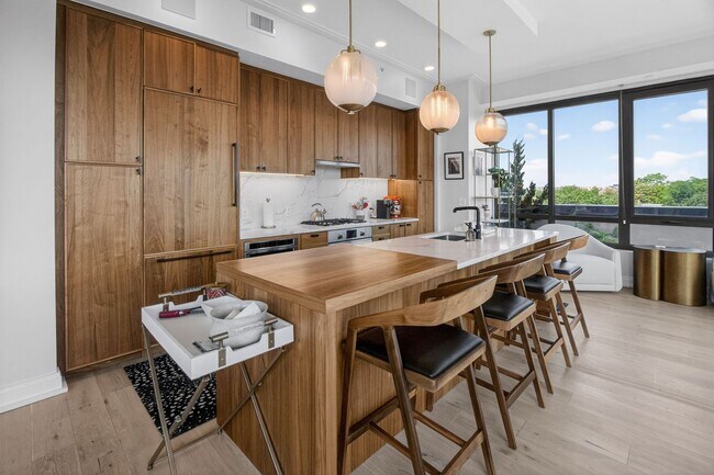 Foto del edificio - Stunning 2BR/2BA Luxury Condo // Capitol Hill Views // Garage Parking included