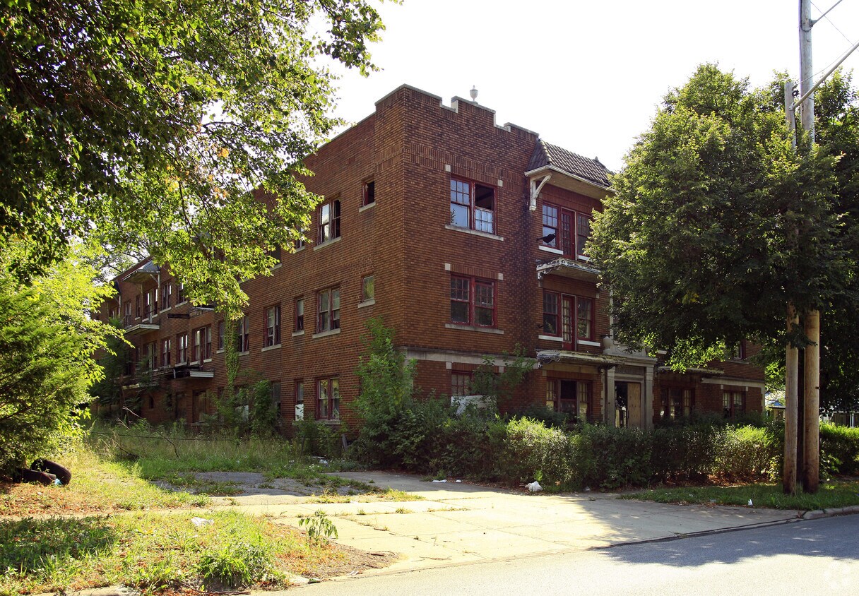 Woodworth Manor Apartments in East Cleveland, OH