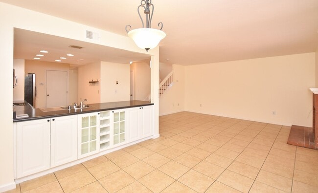 Building Photo - Beautiful 4 Br 2.5 bath Townhome in Calavera Hills!