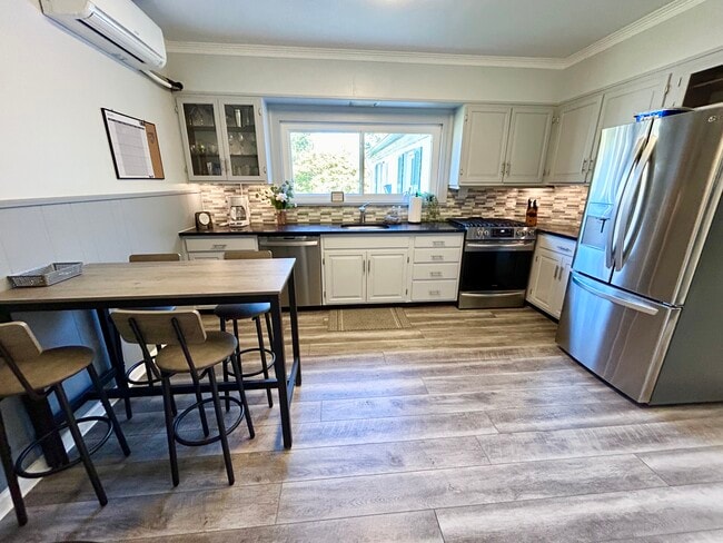 Foto del edificio - 8015 Gladstone Rd