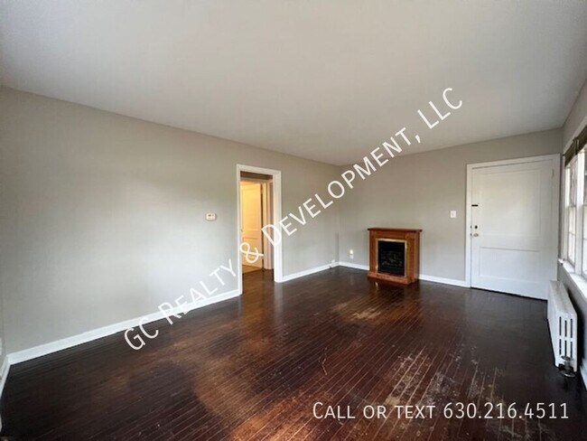 Building Photo - ***WALK TO DOWNTOWN ST. CHARLES / 1BDRM - ...