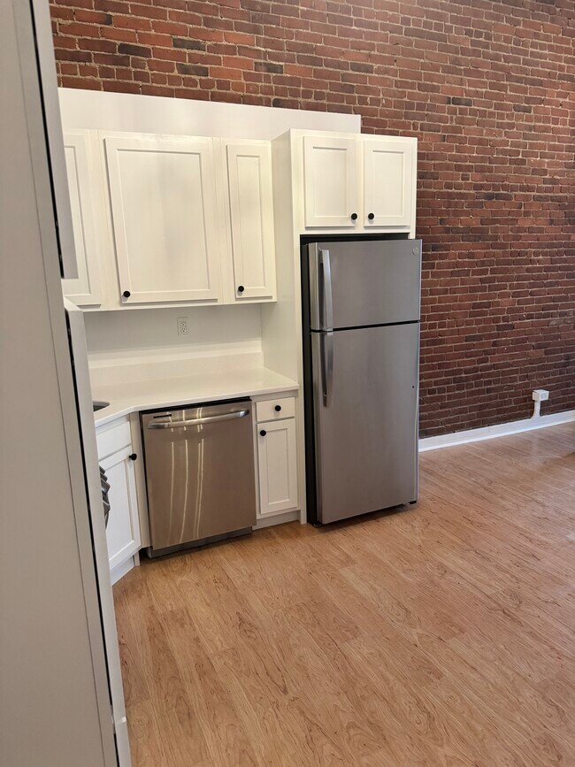 Building Photo - 254 Friend St