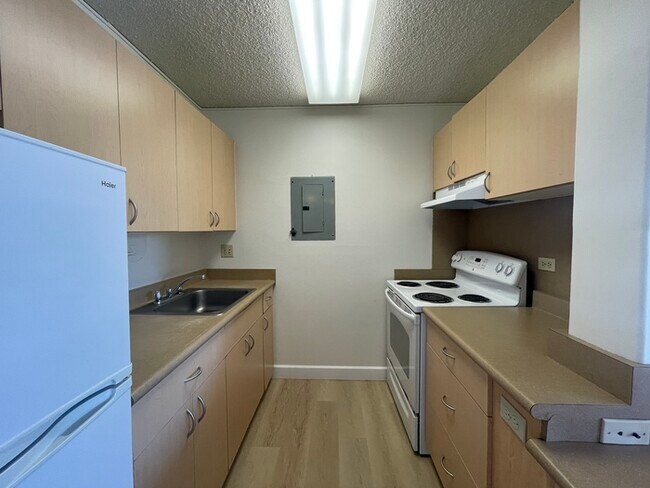 Foto del edificio - To register for the showing time below, note the 4 digit code: 4242 and click "APPLY NOW."(mobile...