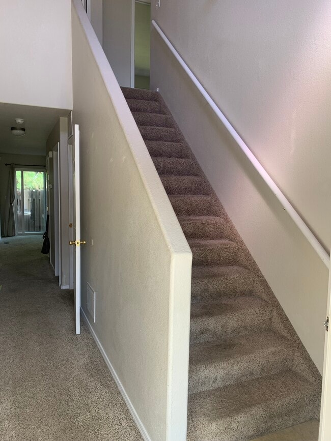 Pasillo a sala de estar y escaleras. - 2232 Golden Gate Grv